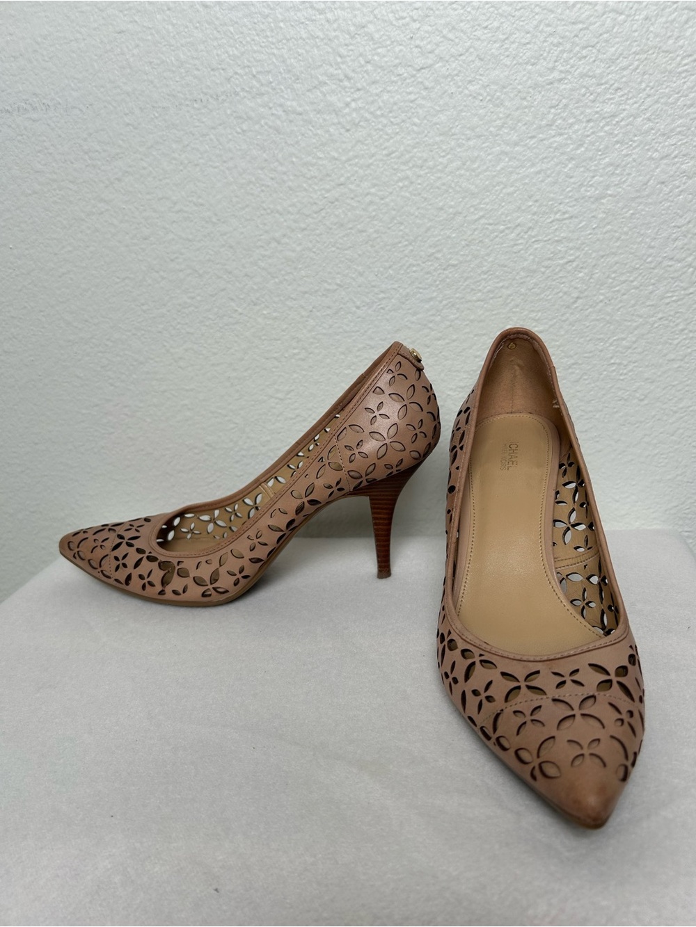 Michael Kors Nude Laser Cut Pointed Toe Pumps Heels Size 9M